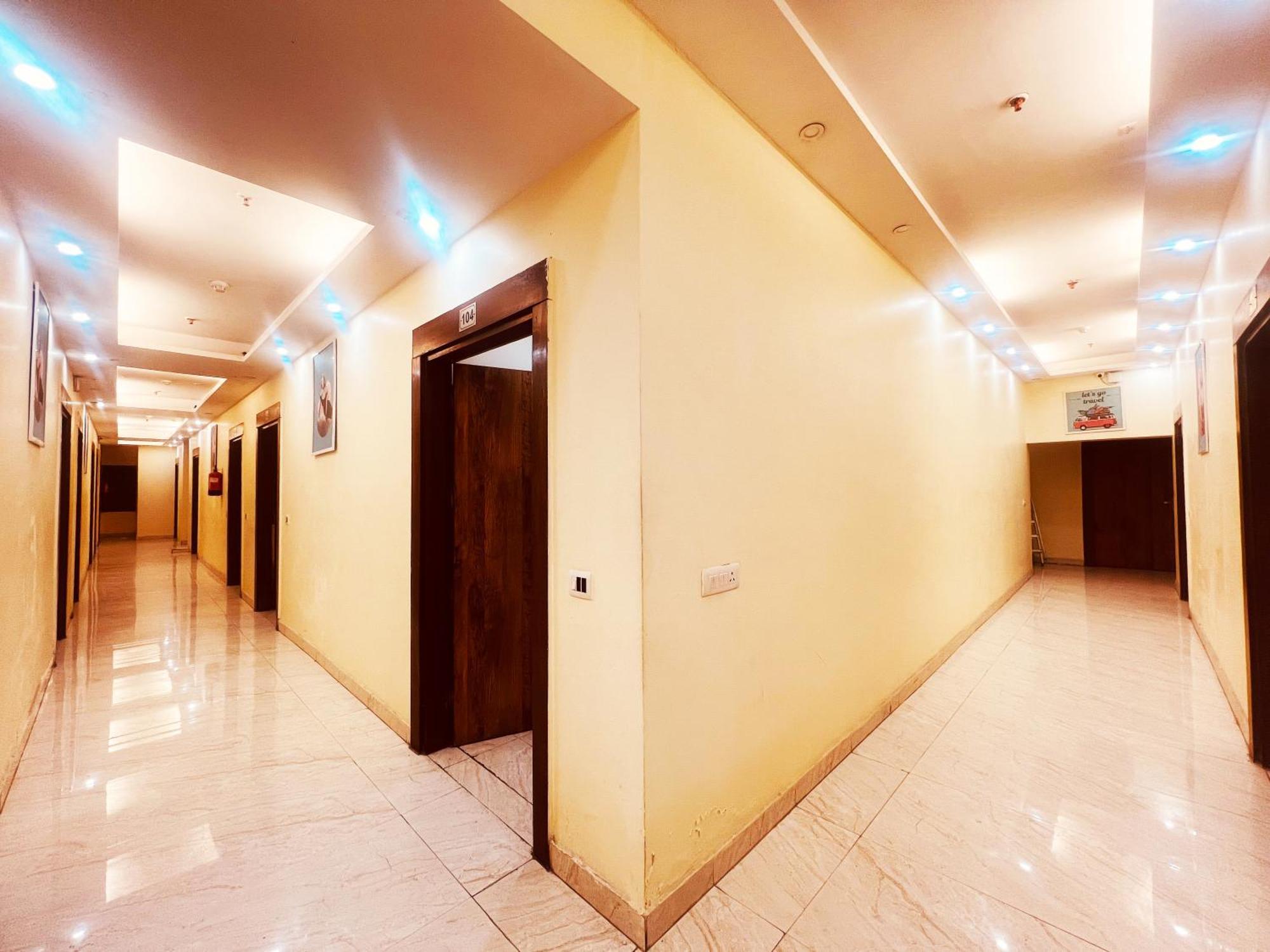 Hotel Lagoona And Banquet Hall New Delhi Exterior photo