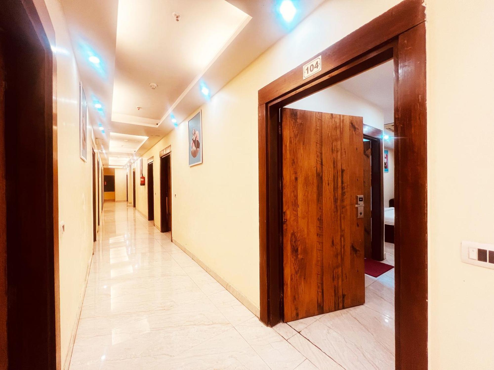 Hotel Lagoona And Banquet Hall New Delhi Exterior photo