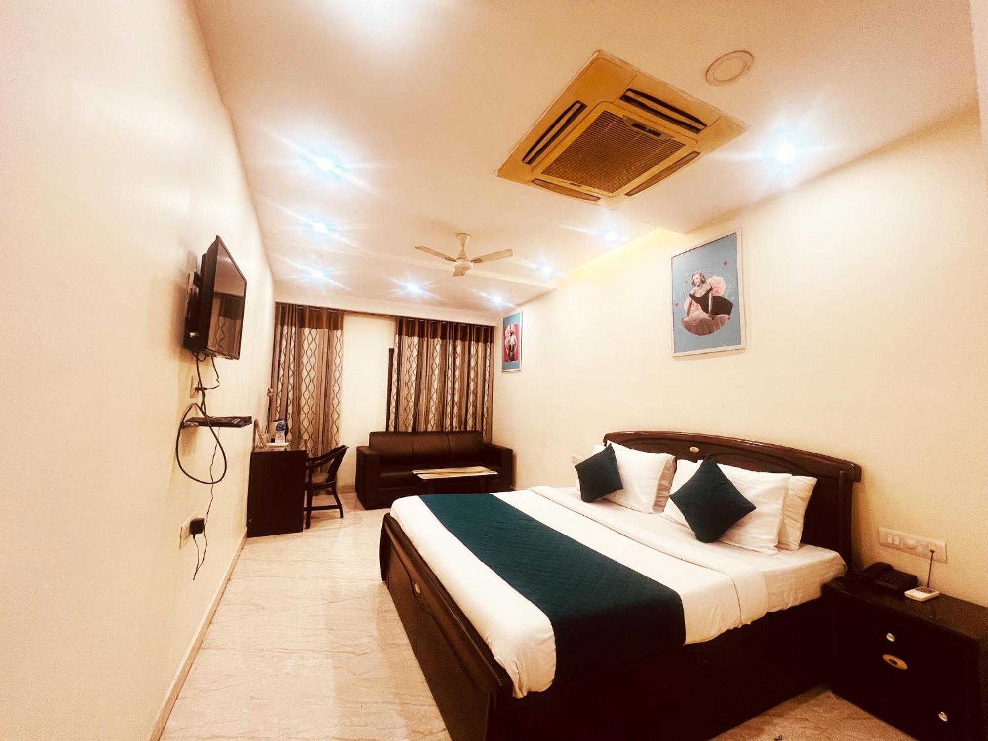 Hotel Lagoona And Banquet Hall New Delhi Exterior photo
